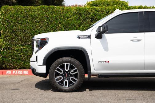 Summit White 2024 GMC Sierra 1500 AT4