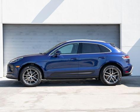 Gentian Blue Metallic 2026 Porsche Macan Macan