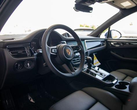 Gentian Blue Metallic 2026 Porsche Macan Macan