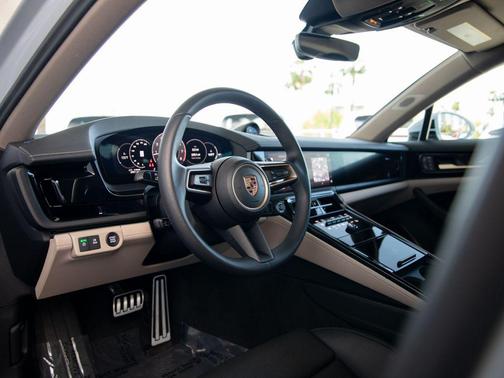 2025 Porsche Panamera 4