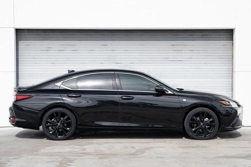 2024 Lexus ES 300h F SPORT Handling