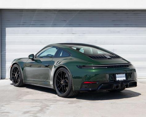 Oak Green Metallic Neo 2026 Porsche 911 Carrera GTS