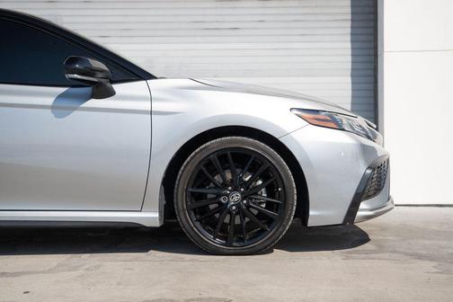 Celestial Silver Metallic/Midnight Black Metallic 2024 Toyota Camry XSE