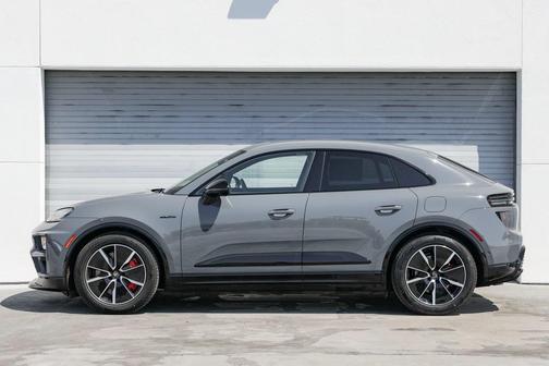 2025 Porsche Macan Turbo