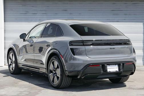 2025 Porsche Macan Turbo