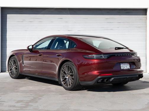 2023 Porsche Panamera 4 Platinum Edition