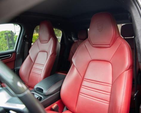 Dolomite Silver Metallic 2023 Porsche Cayenne GTS