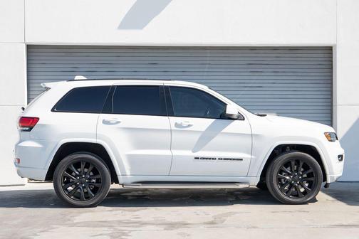 Bright White Clearcoat 2022 Jeep Grand Cherokee Laredo