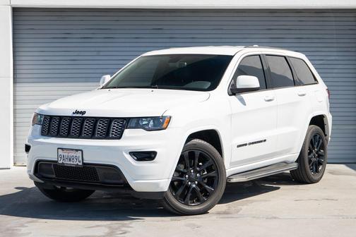 Bright White Clearcoat 2022 Jeep Grand Cherokee Laredo
