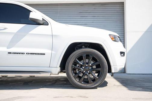 Bright White Clearcoat 2022 Jeep Grand Cherokee Laredo