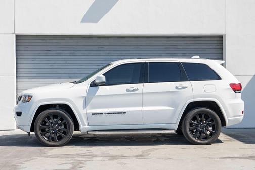 Bright White Clearcoat 2022 Jeep Grand Cherokee Laredo