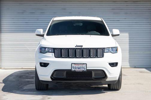 Bright White Clearcoat 2022 Jeep Grand Cherokee Laredo