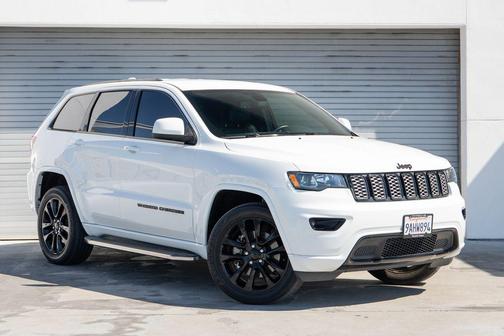 Bright White Clearcoat 2022 Jeep Grand Cherokee Laredo