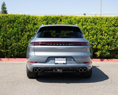 Vanadium Grey Metallic 2026 Porsche Cayenne S