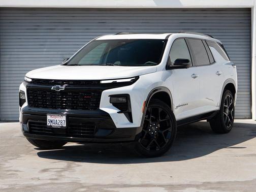 Iridescent Pearl Tricoat 2024 Chevrolet Traverse RS