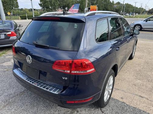 Night Blue Metallic 2013 Volkswagen Touareg VR6 Sport