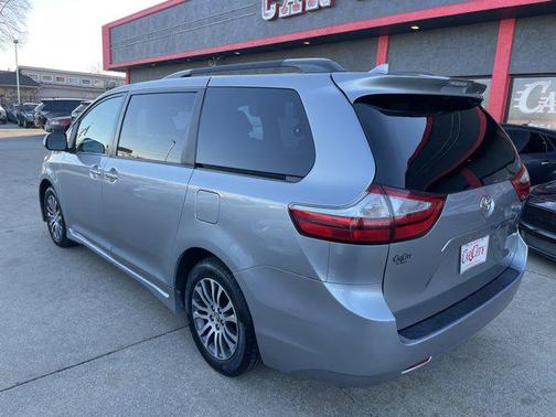 2018 Toyota Sienna XLE