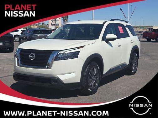 White 2024 Nissan Pathfinder SV
