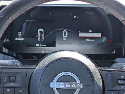 2t Wht Blk Roof 2025 Nissan Kicks SR