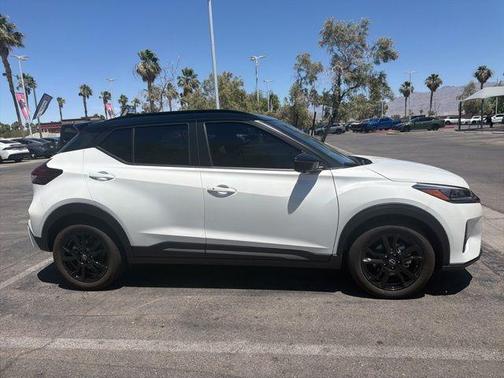 Aspen White / Super Black 2024 Nissan Kicks SR