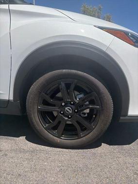Aspen White / Super Black 2024 Nissan Kicks SR