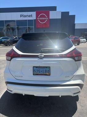 Aspen White / Super Black 2024 Nissan Kicks SR