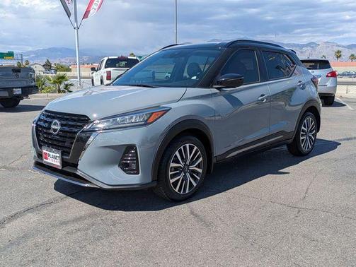 2 Tone Gray / Black 2023 Nissan Kicks SR