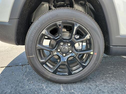 Silver Zynith Metallic Clearcoat 2026 Jeep Compass Latitude