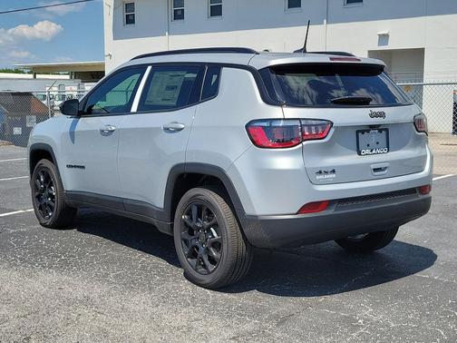 Silver Zynith Metallic Clearcoat 2026 Jeep Compass Latitude