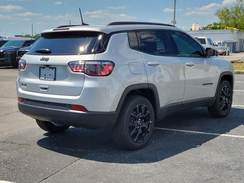 Silver Zynith Metallic Clearcoat 2026 Jeep Compass Latitude