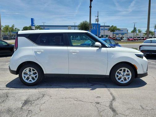 Snow White Pearl 2025 Kia Soul LX