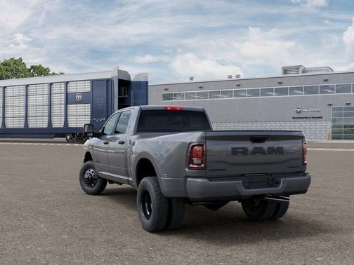 Ceramic Gray Clearcoat 2026 RAM 3500 Big Horn Crew Cab 4x4 8' Box