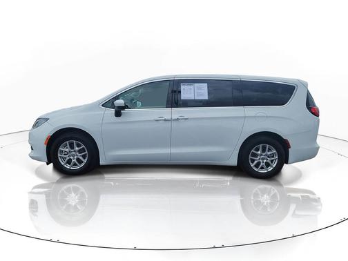 Bright White Clearcoat 2023 Chrysler Voyager LX
