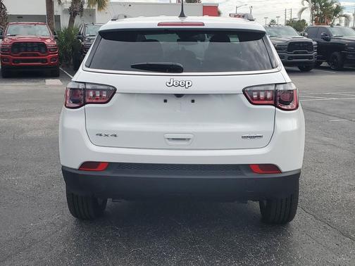 Bright White Clearcoat 2026 Jeep Compass Latitude