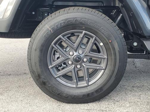 Granite Crystal Metallic Clearcoat 2026 Jeep Gladiator Sport S