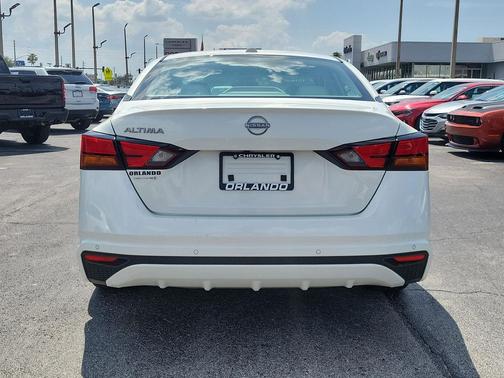 Pearl White Tricoat 2025 Nissan Altima SV FWD