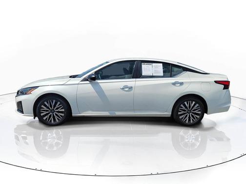 Pearl White Tricoat 2025 Nissan Altima SV FWD