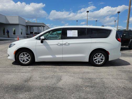 Bright White Clearcoat 2023 Chrysler Voyager LX