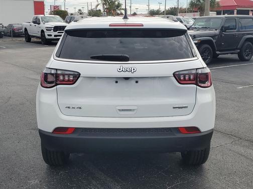 Bright White Clearcoat 2026 Jeep Compass Latitude