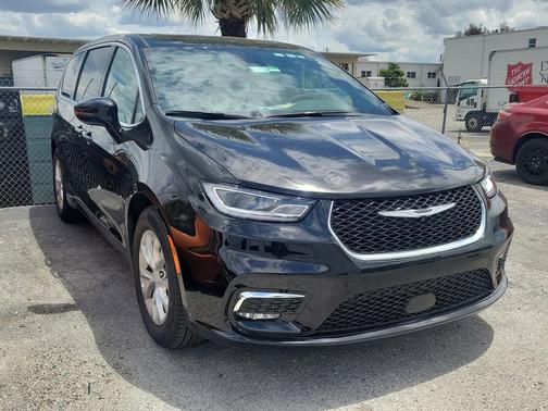 Diamond Black Crystal Pearlcoat 2026 Chrysler Pacifica Limited