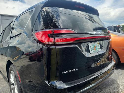Diamond Black Crystal Pearlcoat 2026 Chrysler Pacifica Limited