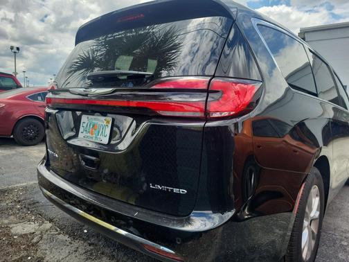 Diamond Black Crystal Pearlcoat 2026 Chrysler Pacifica Limited