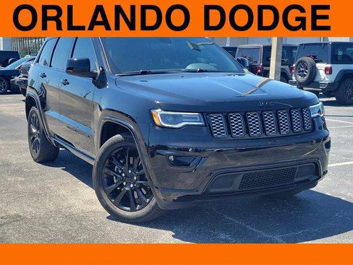 Diamond Black Crystal Pearlcoat 2022 Jeep Grand Cherokee Laredo