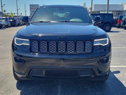 Diamond Black Crystal Pearlcoat 2022 Jeep Grand Cherokee Laredo