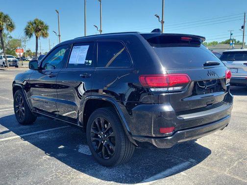 Diamond Black Crystal Pearlcoat 2022 Jeep Grand Cherokee Laredo