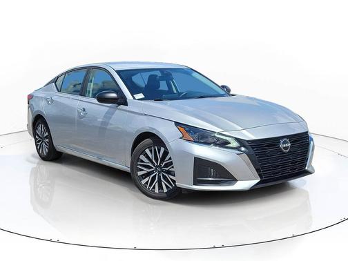 Brilliant Silver Metallic 2025 Nissan Altima SV FWD