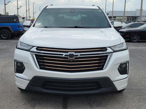 Iridescent Pearl Tricoat 2023 Chevrolet Traverse High Country