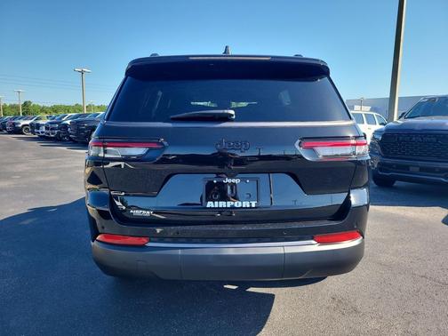 Diamond Black Crystal Pearlcoat 2026 Jeep Grand Cherokee L Altitude