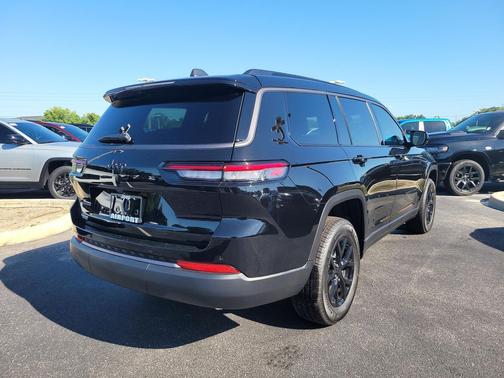 Diamond Black Crystal Pearlcoat 2026 Jeep Grand Cherokee L Altitude