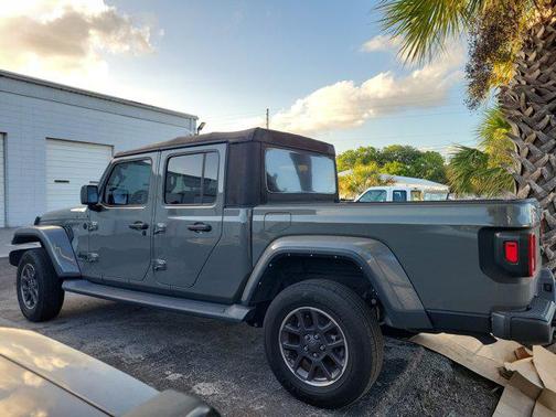Sting-Gray Clearcoat 2022 Jeep Gladiator Overland